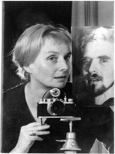 Leonore Mau | Selbstportrait mit Foto von Hubert Fichte, 1962 