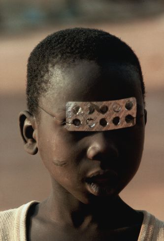 Leonore Mau | Junge mit Tablettenmaske, 1974 | Abomey, Benin