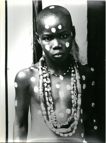 Leonore Mau | Pünktchen Ritual, 1975 | Afrika