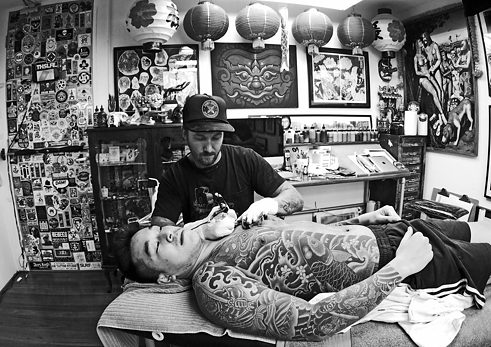 Rhys Gordon beim Tattoo-Stechen