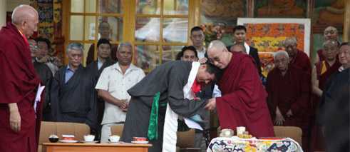 Machtübergabe auf Tibetisch: der 14. Dalai Lama und sein politischer Nachfolger.