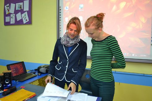 Deutschlehrerin Katharina Niggemeier und Praktikantin Franziska Dittmer