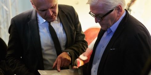 Außenminister Frank-Walter Steinmeier und der Generalsekretär des Goethe-Instituts Johannes Ebert warfen bereits im Projektraum „Goethe-Institut Damaskus im Exil” einen Blick in „das goethe”.