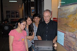 Andreas Reinecke (phải) thuyết trình về những kiến thức thú vị thu được từ khảo cổ học Việt Nam 