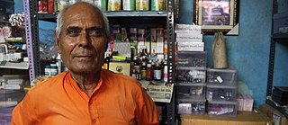 Omkar Nath Sharma has a dream: Every sick Indian should have access to affordable medicines. This is why he walks several kilometres every day through Delhi’s better areas to beg for leftover or expired medicines.