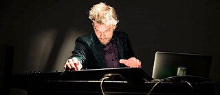 Le compositeur Benedikt Schiefer lors d’un concert dans le E-Werk à Fribourg organisé par la station de radio SWR ( Südwestrundfunk)