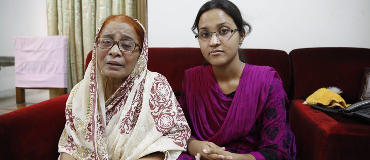 Gesprächsteilnehmerin Tunazzina Sharmin mit ihrer Großmutter Ahmadi Begum, deren Erinnerungen und Lebenserfahrungen sie in dem Projekt verarbeitete