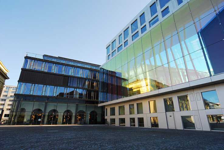 Foto (Ausschnitt): München, Marstallplatz, Reflektion (CC BY 2.0) by jan.martin. @flickr.com
