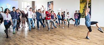 Jugendliche lernen in Theaterworkshops nicht nur einen bewussteren Umgang mit ihrem Körper, sondern erweitern auch ihre sprachlichen Kompetenzen. 