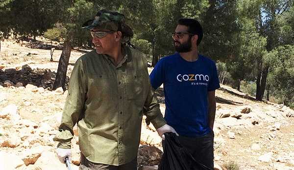 Angepackt: Für Ramzi Tabbalat und seinen Sohn ist es selbstverständlich beim Wandern das Angenehme mit dem Nützlichen zu verbinden. Ohne Müllberge sind die Hügel rund um Amman gleich noch mal so schön. 