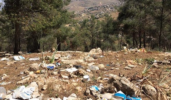 Ošklivá vyhlídka: Divoké haldy odpadků hyzdí jinak krásný výhled do rozlehlé jordánské krajiny. 