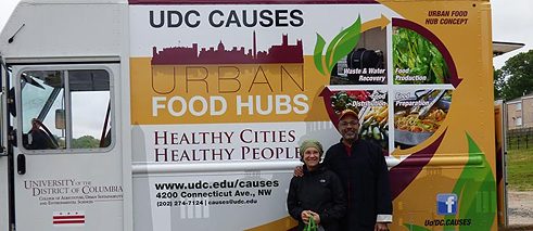 Ronald Mason, rektor University of the District of Columbia, pózuje společně se svou ženou Belindou DeCuir Mason před potravinovým mobilem fakulty CAUSES.