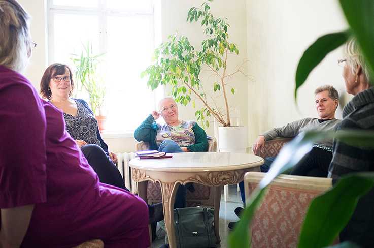 Mitglieder des Netzwerks Zeit heilt: mit dem Rücken zur Kamera Sari Parviainen (links) und Riitta Vertio (rechts), mit Blick in die Kamera von links Hanna Koppelomäki, Maala Nieminen und Esa Nieminen.