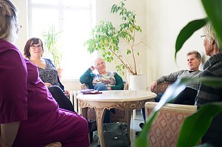 Mitglieder des Netzwerks Zeit heilt: mit dem Rücken zur Kamera Sari Parviainen (links) und Riitta Vertio (rechts), mit Blick in die Kamera von links Hanna Koppelomäki, Maala Nieminen und Esa Nieminen.