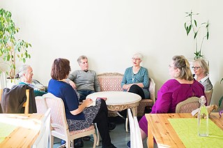 Manchmal unterstützt man jemanden, manchmal braucht man selbst Hilfe: Maala Nieminen, Hanna Koppelomäki, Esa Nieminen, Monika Halinen, Sari Parviainen und Piksi McArthur (von links nach rechts) sind Teil von Zeit heilt.