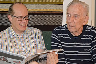 Der eine liest, der andere hört zu: Jyrki Yliniemi und Eero Tolkki.