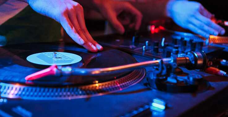 DJ 