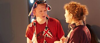 Das Klassenzimmer in eine Theaterbühne verwandeln. 