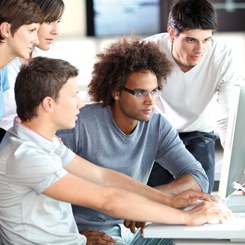 Studenten im Computerraum