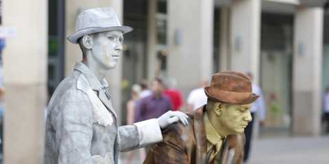 Ferenc Galyos als lebende Statue