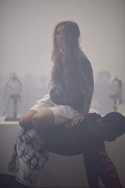 Emma Daniel et Josh Johnson dans Anne Imhof, Angst III, à La Biennale de Montréal, 2016