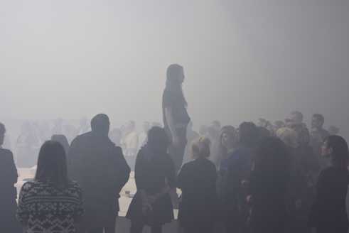 Eliza Douglas dans Anne Imhof, Angst III, à La Biennale de Montréal, 2016.