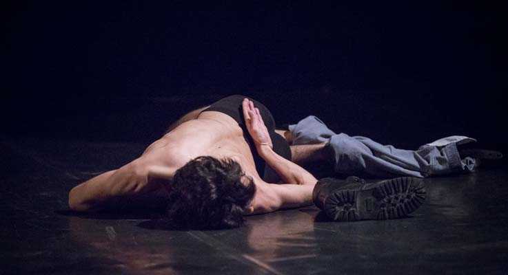 Mithkal Alzghair in seiner Choreografie Displacement 