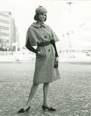 Ursula Knipping: Cape-Mantelkleid, um 1964 | Fotografie 