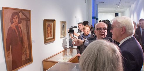 Ο επιμελητής του ΜΜΣΤ, Ντένης Ζαχαρόπουλος ξεναγεί στην έκθεση. 