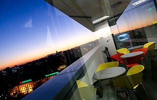 Mitarbeiterraum mit einem Balkon auf der 17. Etage