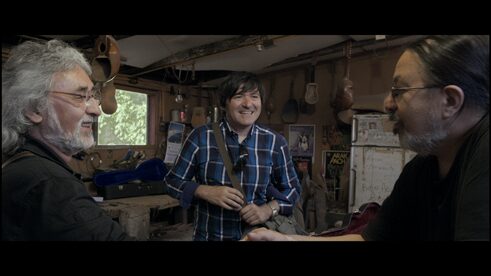 El charanguista Gastón Ávila con Rodrigo González y Yelcon Montero en su taller en el sur de Santiago