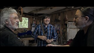 Der Charanguista Gastón Ávila zusammen mit Rodrigo González und Yelcon Montero in dessen Guitarrenwerkstatt im Süden Santiagos