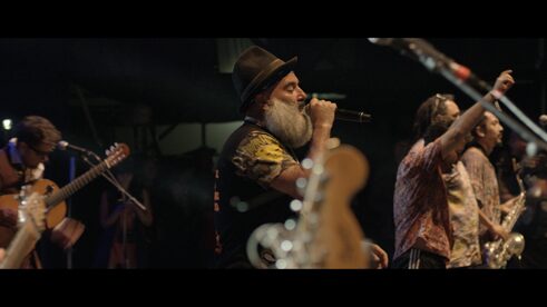 Macha mit seiner Band Chico Trujillo als Headliner beim Festival Frontera in Santiago de Chile