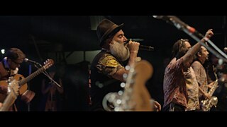 Macha mit seiner Band Chico Trujillo als Headliner beim Festival Frontera in Santiago de Chile