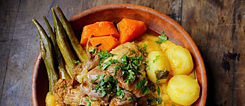 La moamba es un guisado de pollo con vegetales, de inspiración angolana. Restaurante Ajeum.