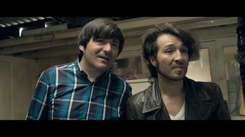 Rodrigo González y el cantante Chinoy en la casa de sus padres em la ciudad costera de San Antonio
