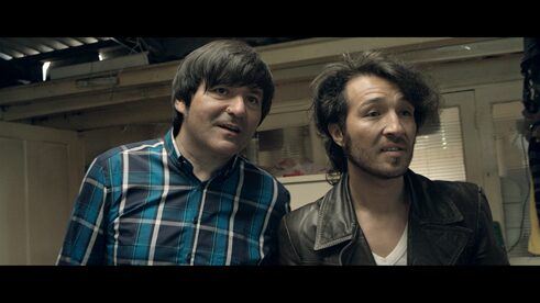 Rodrigo González y el cantante Chinoy en la casa de sus padres em la ciudad costera de San Antonio