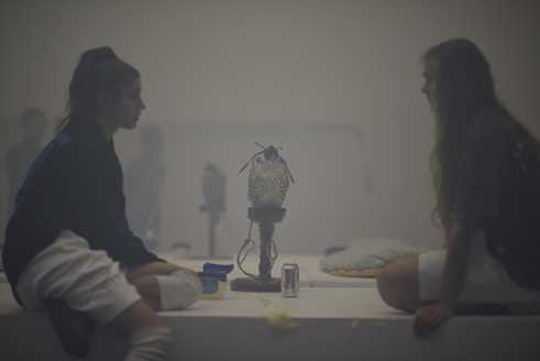 Franziska Aigner et Eliza Douglas dans Anne Imhof, Angst III, à La Biennale de Montréal, 2016