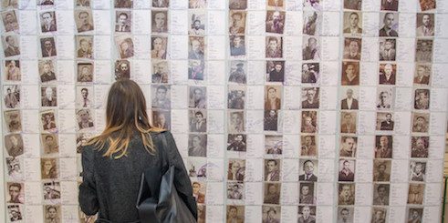 Η έκθεση «Διαιρεμένες Μνήμες 1940-1950. Ανάμεσα στην Ιστορία και στο Βίωμα» πραγματεύεται την περίοδο της Γερμανικής Κατοχής στην Ελλάδα καθώς και την περίοδο του Ελληνικού Εμφυλίου Πολέμου.|  