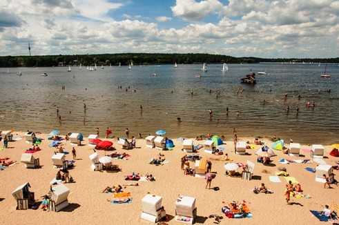 Am Strand in Kolumbien und Deutschland