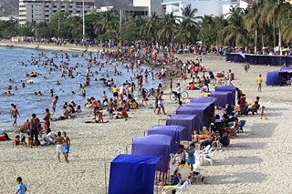 Am Strand in Kolumbien und Deutschland