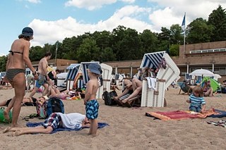 Am Strand in Kolumbien und Deutschland