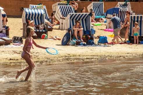 Am Strand in Kolumbien und Deutschland