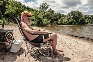 Am Strand in Kolumbien und Deutschland