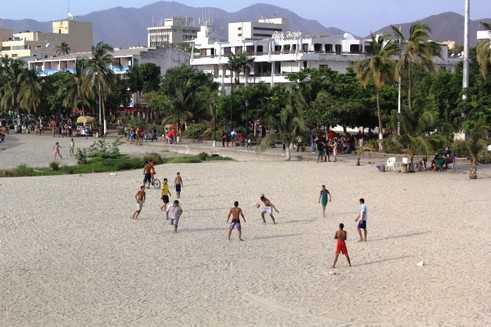 Am Strand in Kolumbien und Deutschland