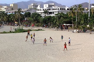 Am Strand in Kolumbien und Deutschland