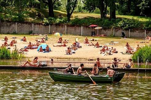 Am Strand in Kolumbien und Deutschland