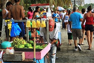 Am Strand in Kolumbien und Deutschland