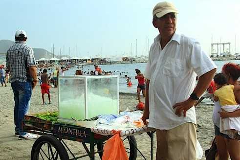 Am Strand in Kolumbien und Deutschland