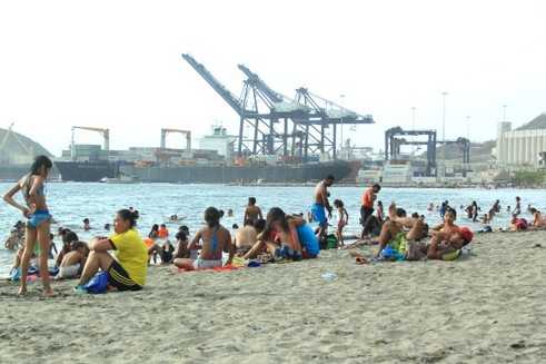 Am Strand in Kolumbien und Deutschland